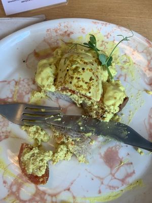 Vegan eggs benedict  at Pequeno Café e Bistrô - Arroios in Lisbon