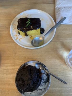 Vegan carrot cake and double chocolate cookie  at Pequeno Café e Bistrô - Arroios in Lisbon