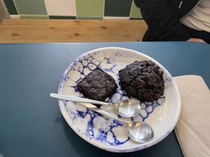 Brownie e bolacha de chocolate  at Pequeno Café e Bistrô - Arroios in Lisbon