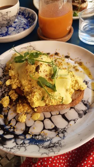 Vegan egg benedict at Pequeno Café e Bistrô - Arroios in Lisbon
