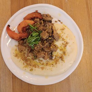 Dish of the day with mushrooms and pumpkin at Pequeno Café e Bistrô - Arroios in Lisbon