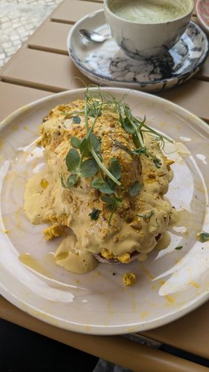 Vegan Eggs Benedict (7,5€) at Pequeno Café e Bistrô - Arroios in Lisbon