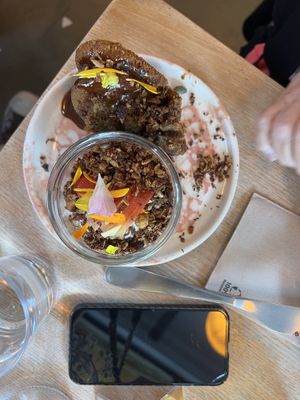 Oats and cake from the brunch  at Pequeno Café e Bistrô - Arroios in Lisbon