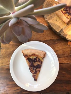 Cebollas moradas caramelizadas al curry en masa al estilo napolitano at Nómada in Buenos Aires