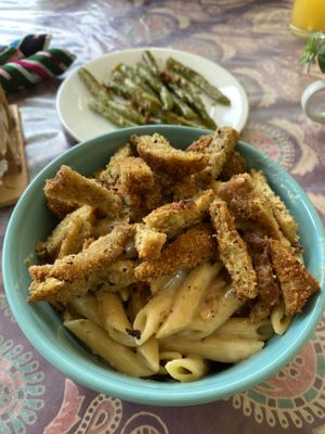 Mac n Veese wirh fried Chicken & garlic green beans  at Salud Para Vida in San Pedro La Laguna