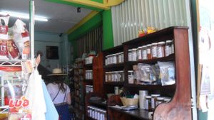 Bulk items... Nuts, seeds, grains, vitamins, superfoods, spices and more. at Salud Para Vida in San Pedro La Laguna