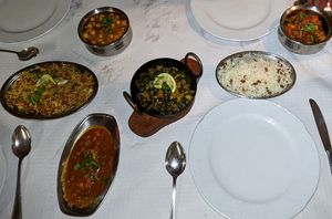 Bombay aloo curry with potatoes, chana aloo curry with potatoes and chickpeas, vegetable biryani, vegetable rice, Kashmir rice at Azafran in Alicante