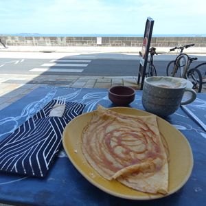 Crêpe caramel & chai tea latte (oat milk) at Couleur Café in Saint-malo