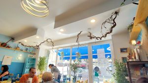 Beautiful interior Design. Feeling like in Greece at C'est Bon Salades Maison in Marseille