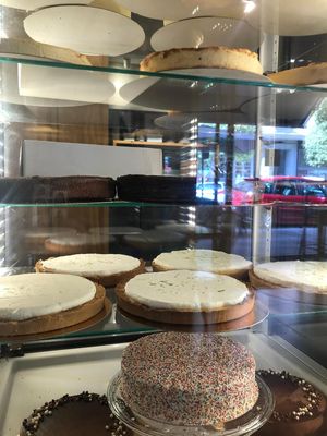 expositor de tartas   at Coffing in Pamplona