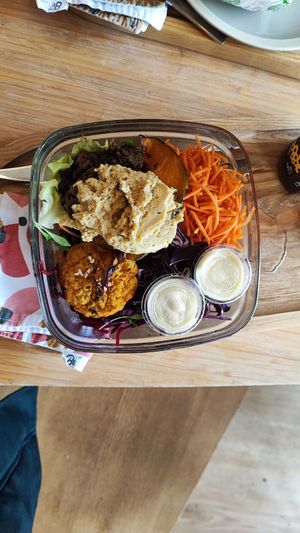 Buddha bowl vegan con hummus, lenticchie e burger vegetale at NewTree - Guichard in Lyon