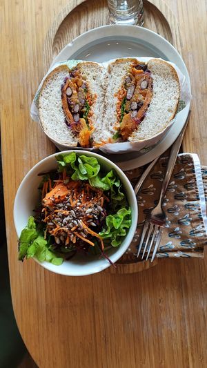 Panino con fagioli rossi, zucca e carote e accanto insalata con semi misti at NewTree - Guichard in Lyon