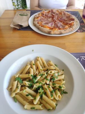 Vegane Nudeln und nicht vegane Pizza at Porto Rino in Crete