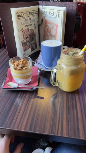 Tonks Nachtisch Variation, warmes Veganes Butterbier & Kürbissaft  at Phoenix Book Café in Klagenfurt