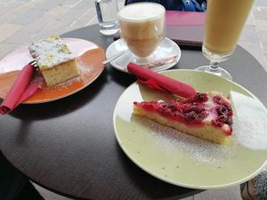 Zitronen Kuchen und Himbeer Nuss Kuchen at Phoenix Book Café in Klagenfurt