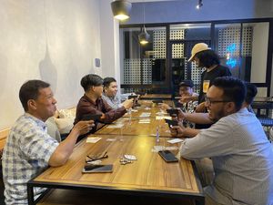 Playing Cash ‘n Guns! 😆 at Level Up Board Game Cafe in Seminyak