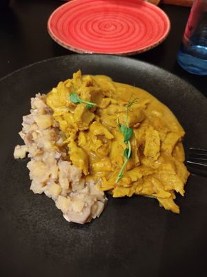 Carne vegetal en pepitoria con guiso de setas y patatas at Street & Soul in Toledo