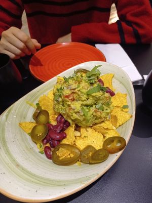 Nachos con queso, frijoles, guacamole y jalapeños at Street & Soul in Toledo