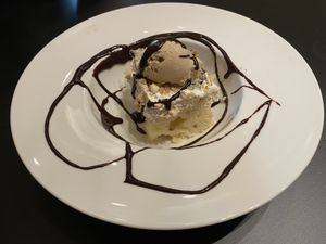 Tarta Ferrero Rocher at Street & Soul in Toledo