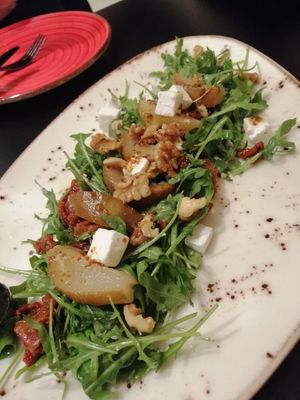 Ensalada de pera at Street & Soul in Toledo