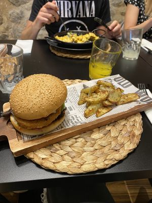 New York Chicken Burger with hand-cut chips #Veganuary at Street & Soul in Toledo
