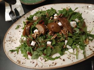Ensalada de pera rostizada at Street & Soul in Toledo