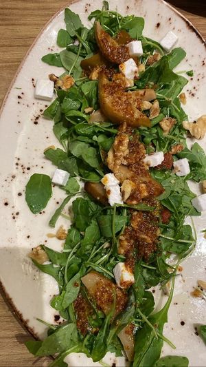 Ensalada de pera riquisima at Street & Soul in Toledo