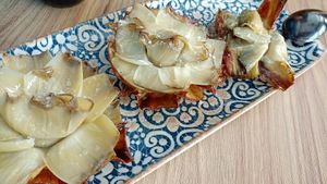 Alcachofas con base de trufa at Street & Soul in Toledo