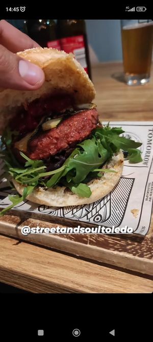 Pedimos la hamburguesa trufa y el arroz negro. Estaba súper bueno y el camarero muy majo at Street & Soul in Toledo