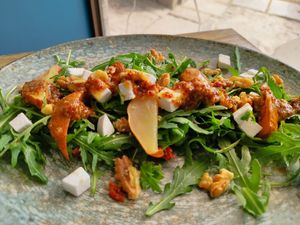 Ensalada con queso feta vegano y pera rostizada at Street & Soul in Toledo