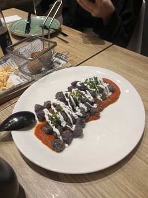 Gnocchis morados (y croquetas en el fondo)  at Street & Soul in Toledo