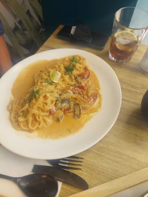 Con salsa de cacahuete at Street & Soul in Toledo