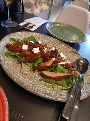 Ensalada de pera at Street & Soul in Toledo