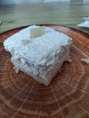 Este pastel de coco es de lo mejorcito que he comido at Street & Soul in Toledo