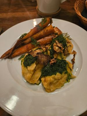 Gebratene Möhren mit Kimchi-Kartoffelpürree und Gremolata at Mala in Leipzig