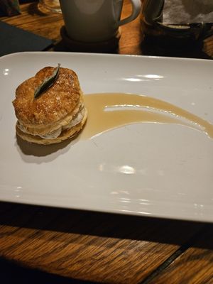 Salbeiblätterteig mit Maronencreme und Gewürztoffee at Mala in Leipzig