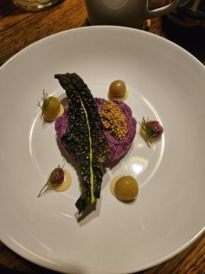 Kohltatar mit Senfkaviar, gebackener Weintraube und Schwarzkohlchip at Mala in Leipzig