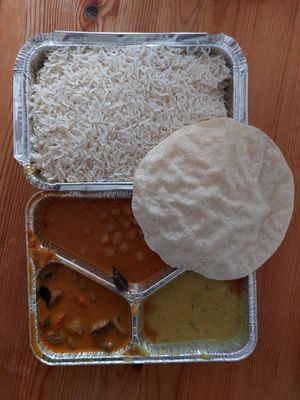 Menu no. 19a: rice, different veggie curries, and papadam at SJ SouthIndian Food in Mannheim