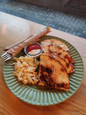 Wegańska quesadilla meksykańska to był strzał w 10! 😍 Ze szpinakiem i serem z pewnością równie wyborna 🤤 at Las in Zakopane