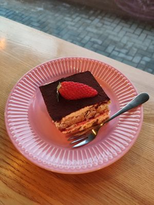 Szkoda, że to tiramisu truskawkowe nie było wegańskie, ale mój parter rozpływał się przy każdym kęsie, więc z pewnością było przepyszne ☺️❤️ at Las in Zakopane