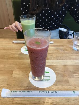 Tomato&berry smoothie and banana&komatsuna smoothe at KOMEDA is in Tokyo
