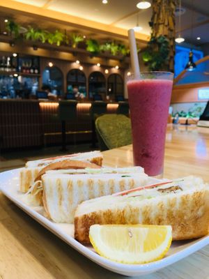 Vegan sandwiches and fruit drink at KOMEDA is in Tokyo