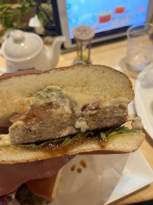 Avocado burger 19 Jan 2025 #Veganuary at KOMEDA is in Tokyo