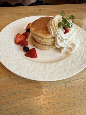 Pancakes mit richtig guter schlagsahne  at KOMEDA is in Tokyo