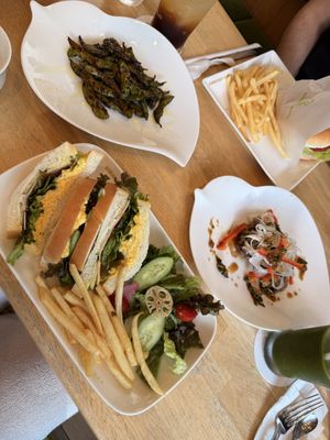 Egg-sando, edamame und eine art soy-meat chicken-wings  at KOMEDA is in Tokyo