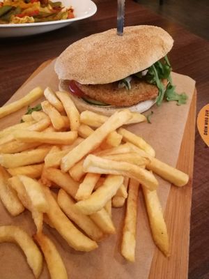 Vegan burger with falafel patty at Cafe Del Sol in Witten