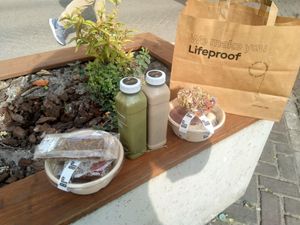 Vegan snacks, açaí bowl and energy smoothies at JuiceBrothers - Herengracht in Amsterdam