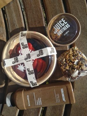 Bowl, cocoa smoothie and energy ball at JuiceBrothers - Herengracht in Amsterdam