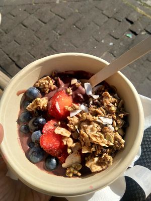 Açaí bowl at JuiceBrothers - Herengracht in Amsterdam