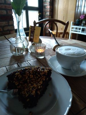 Kirsch-Schoko-Kuchen und Milchkaffee at Koog Café in Wesselburenerkoog
